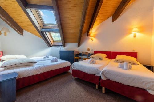 4 twin beds