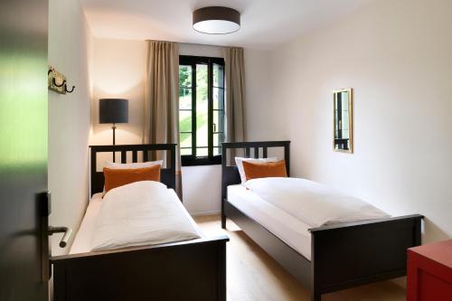 1 queen bed, 1 double bed, 1 twin bed