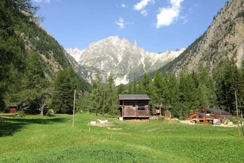 Chalet with style in the beautiful Val Ferret in 1943 Praz-de-Fort