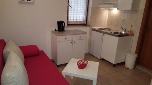 APARTMAN 1 KRISTINKA Gujinović (APARTMAN 1 KRISTINKA Gujinovic) in Gradac