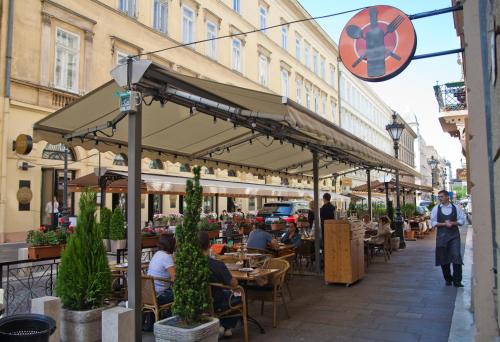 SasOne & Sas Two & Sas HO, Budapešť