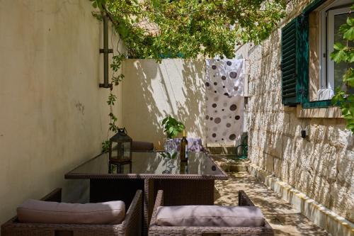 Just a step to the Old city gates 2