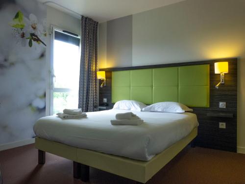 1 queen bed, 2 twin beds