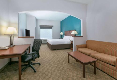 Baymont Inn & Suites by Wyndham Glen Rose in Glen Rose, USA