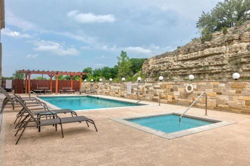 Baymont Inn & Suites by Wyndham Glen Rose in Glen Rose, USA