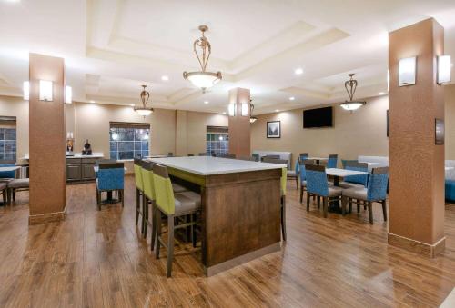 Comfort Inn & Suites near Comanche Peak - image 10