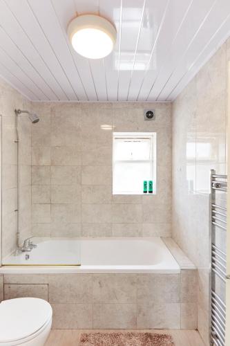 Spacious home close to city centre location, Лидс (фото 8)