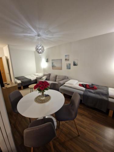 Lovely studio apartment, glazed balcony and own parking space in ไฮวินกา