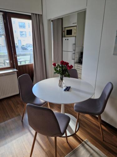 ห้องครัว, Lovely studio apartment, glazed balcony and own parking space in ไฮวินกา