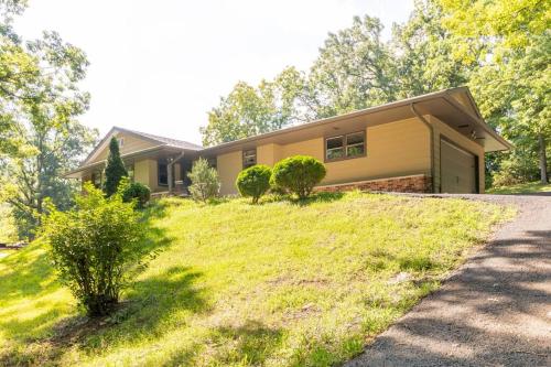 Home on the hill, nestled in the woods. in Farmington, USA