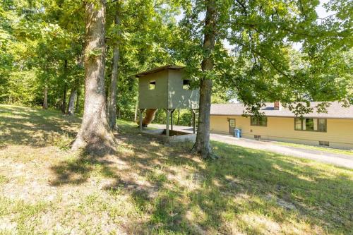 Home on the hill, nestled in the woods. in Farmington, USA