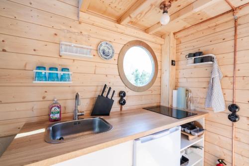 Tolles Tiny-Hausboot GÜNTER mit Dachterrasse