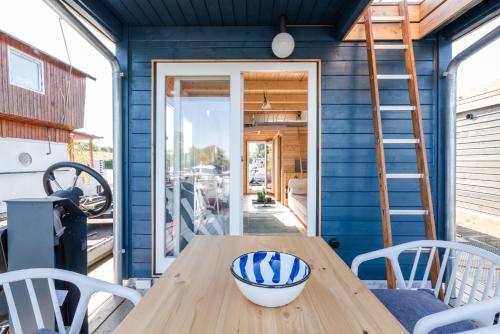 Tolles Tiny-Hausboot GÜNTER mit Dachterrasse