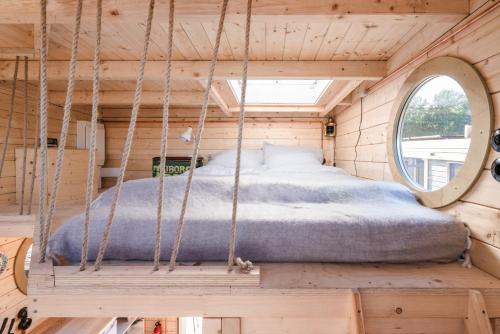 Tolles Tiny-Hausboot GÜNTER mit Dachterrasse