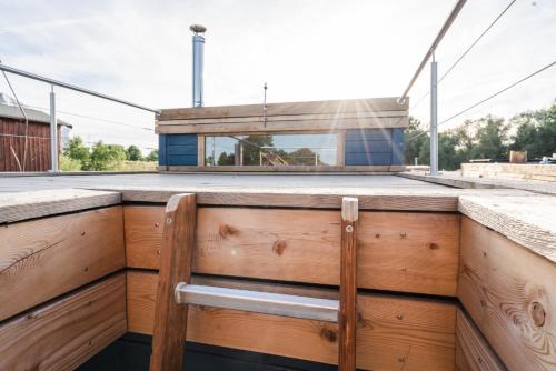 Tolles Tiny-Hausboot GÜNTER mit Dachterrasse