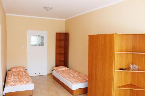 2 twin beds, 1 sofa bed