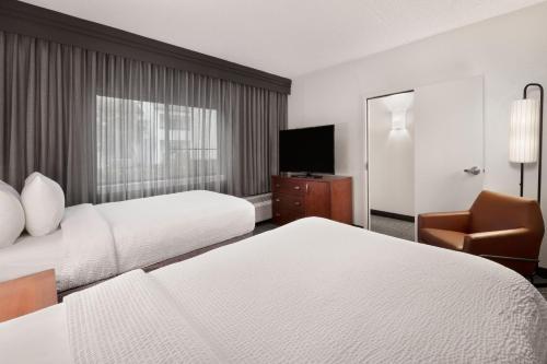 2 queen beds, 1 sofa bed