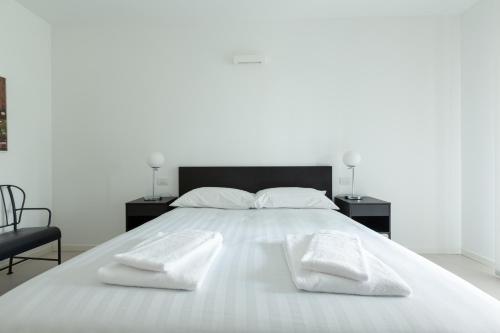 EasyTopStay - Porta Nuova Bright and Roomy Flat - Tap to explore photos