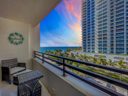 Beach Paradise a cozy ocean view condo on the beach with free parking in Hollywood, USA