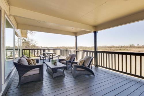 Spacious San Jacinto River Home with Waterfront Deck in Houston, USA