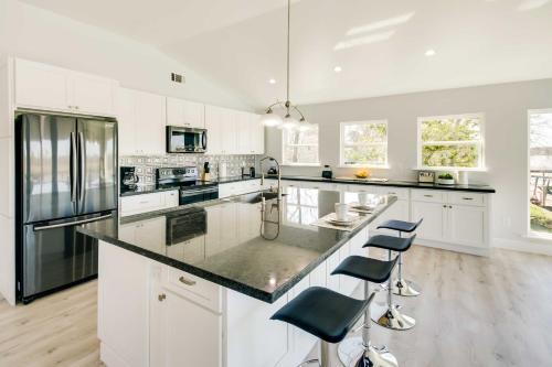 Spacious San Jacinto River Home with Waterfront Deck - image 10