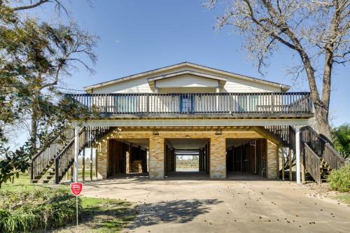 Spacious San Jacinto River Home with Waterfront Deck - image 7