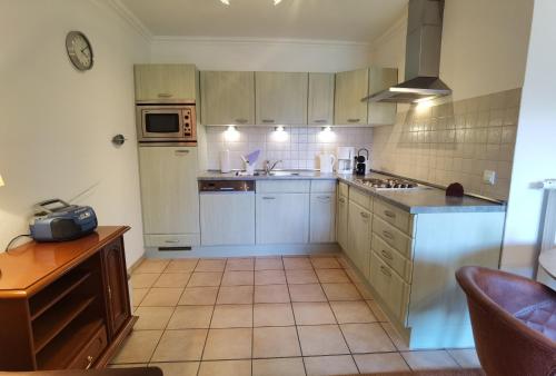 Ferienwohnung Juliane in der Villa zum Kronprinzen direkt gegenüber der Saarow Therme - image 2