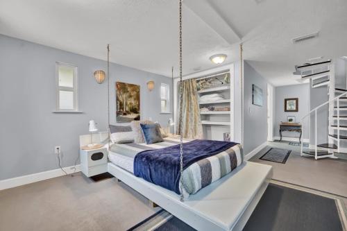Adorable 1 BDR with Full Kitchen Deck Washer Dryer thumb 2