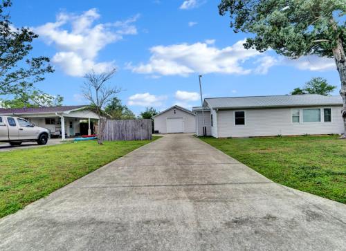 Adorable 1 BDR with Full Kitchen Deck Washer Dryer thumb 3