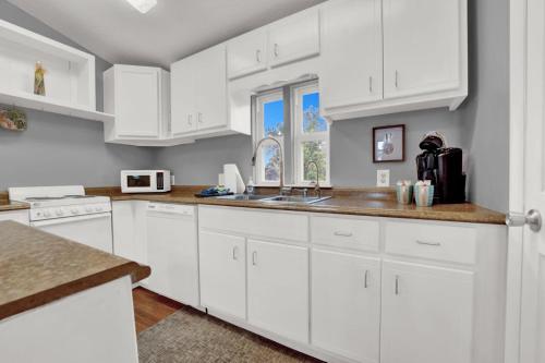 Adorable 1 BDR with Full Kitchen Deck Washer Dryer detail