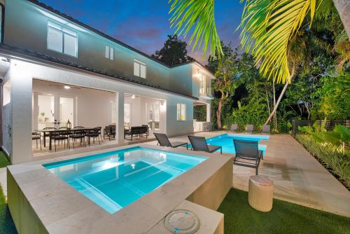 Lux Villa sleeps 18 guest with Pool Jacuzzi Billiards Basketball in Miami, USA