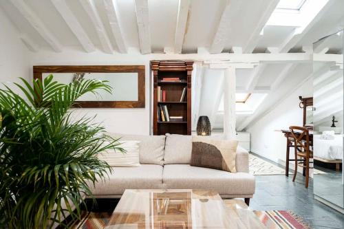Beautiful central attic-Malasaña-Gran Vía-FUEN42, Madryt