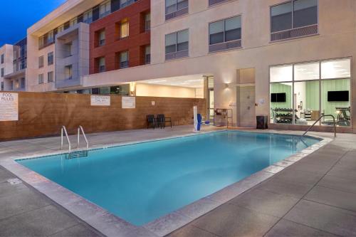 Holiday Inn Express & Suites - Glendale Downtown