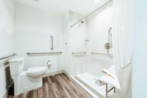 King Room with Roll-In Shower - Mobility Access image 6