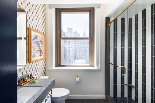 King Room with City View image 6