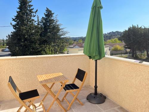 Studio terrasse avec une vue dégagée 3km Avignon