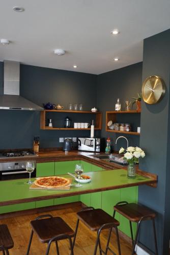 Konyha, Crabshell Apartment in Kingsbridge