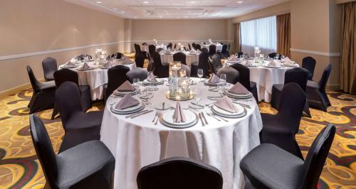 Hilton Indianapolis Hotel & Suites - image 2