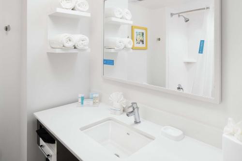 Queen Room with Roll-In Shower - Mobility Access/Non-Smoking