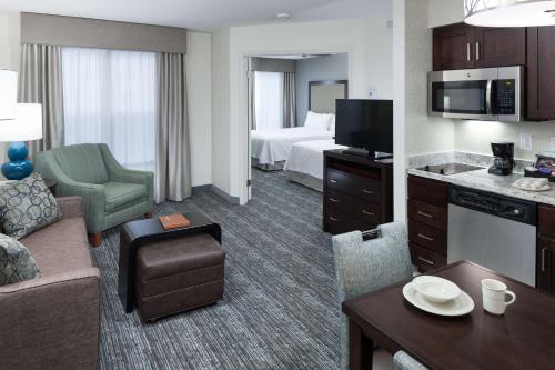 One-Bedroom Suite with Two Double Beds - Non-Smoking image 4