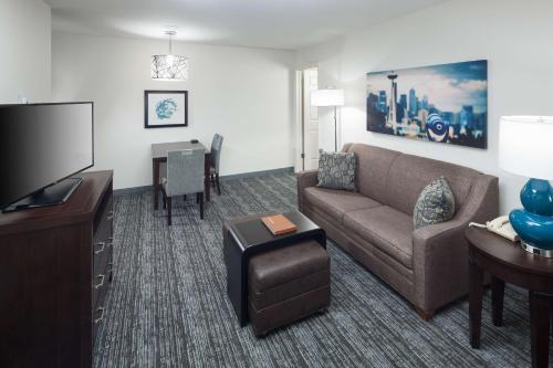 Two-Bedroom Suite with One King And Two Double Beds - Non-Smoking image 3