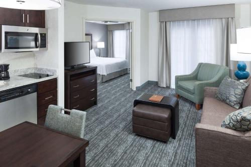 One-Bedroom King Suite - Non-Smoking image 4