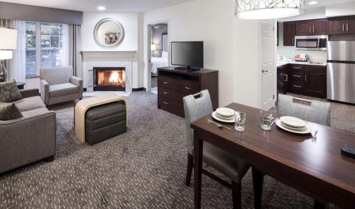 Premium King Suite with Fireplace