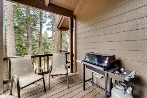 Classic Truckee Condo 1 Mi to Northstar! - main image