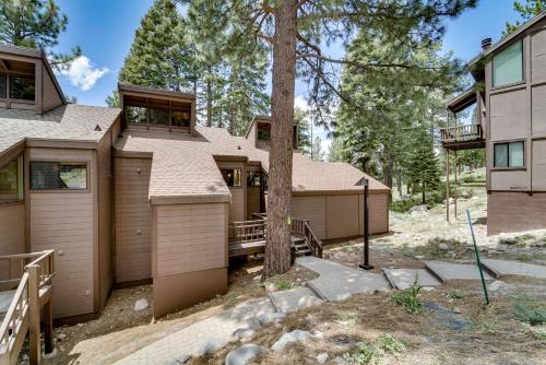 Classic Truckee Condo 1 Mi to Northstar! - image 2