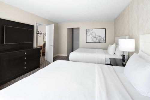 2 queen beds