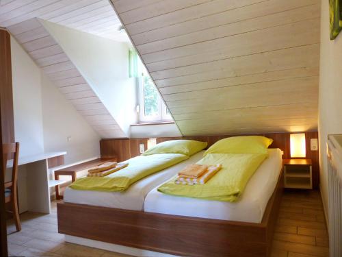 Weinbau & Pension – Familie Birgit und Bernhard Meusert Weinbau & Pension – Familie Birgit und Bernhard Meusert