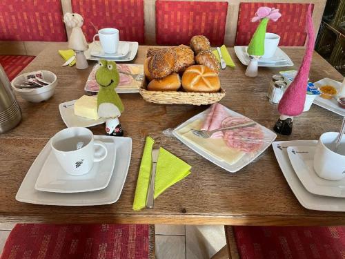 Weinbau & Pension – Familie Birgit und Bernhard Meusert Weinbau & Pension – Familie Birgit und Bernhard Meusert