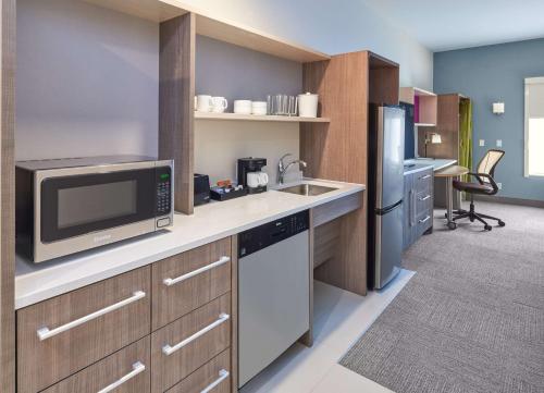 廚房, Home2 Suites by Hilton Ft. Lauderdale Downtown in 羅德岱堡市中心