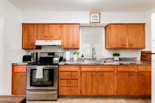 Lovely Landing Pad near Lambert Airport 3 bed bath in Berkeley, USA